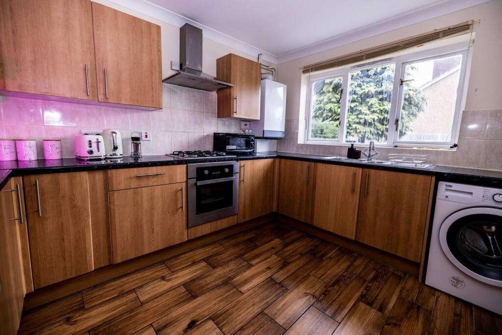 3 Bedrooms House-Sofabed-Parking-Bbqstove-Garden Лондон Экстерьер фото